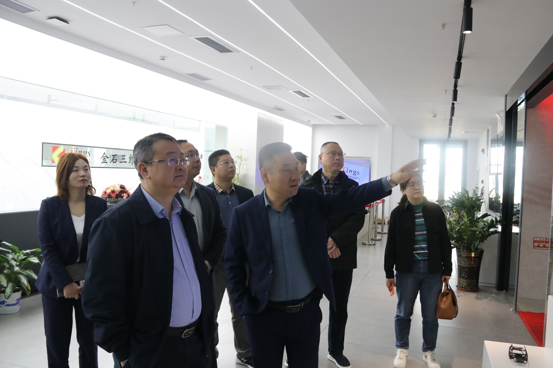 中国农业银行萍乡分行行长李建春一行莅临MK.COM,三维考察指导