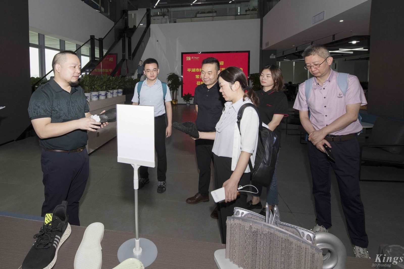 平湖市经济技术开发区管委会常务主任沈叶娟一行领导莅临MK.COM,三维指导工作