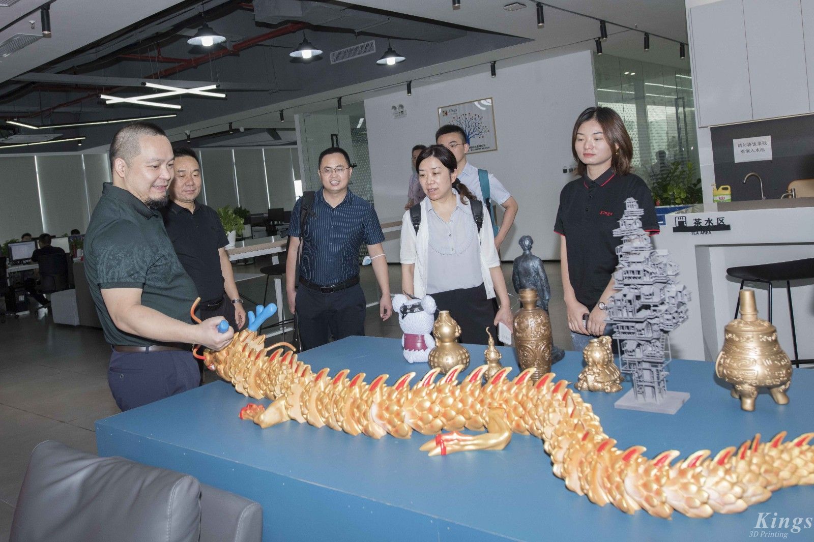 平湖市经济技术开发区管委会常务主任沈叶娟一行领导莅临MK.COM,三维指导工作